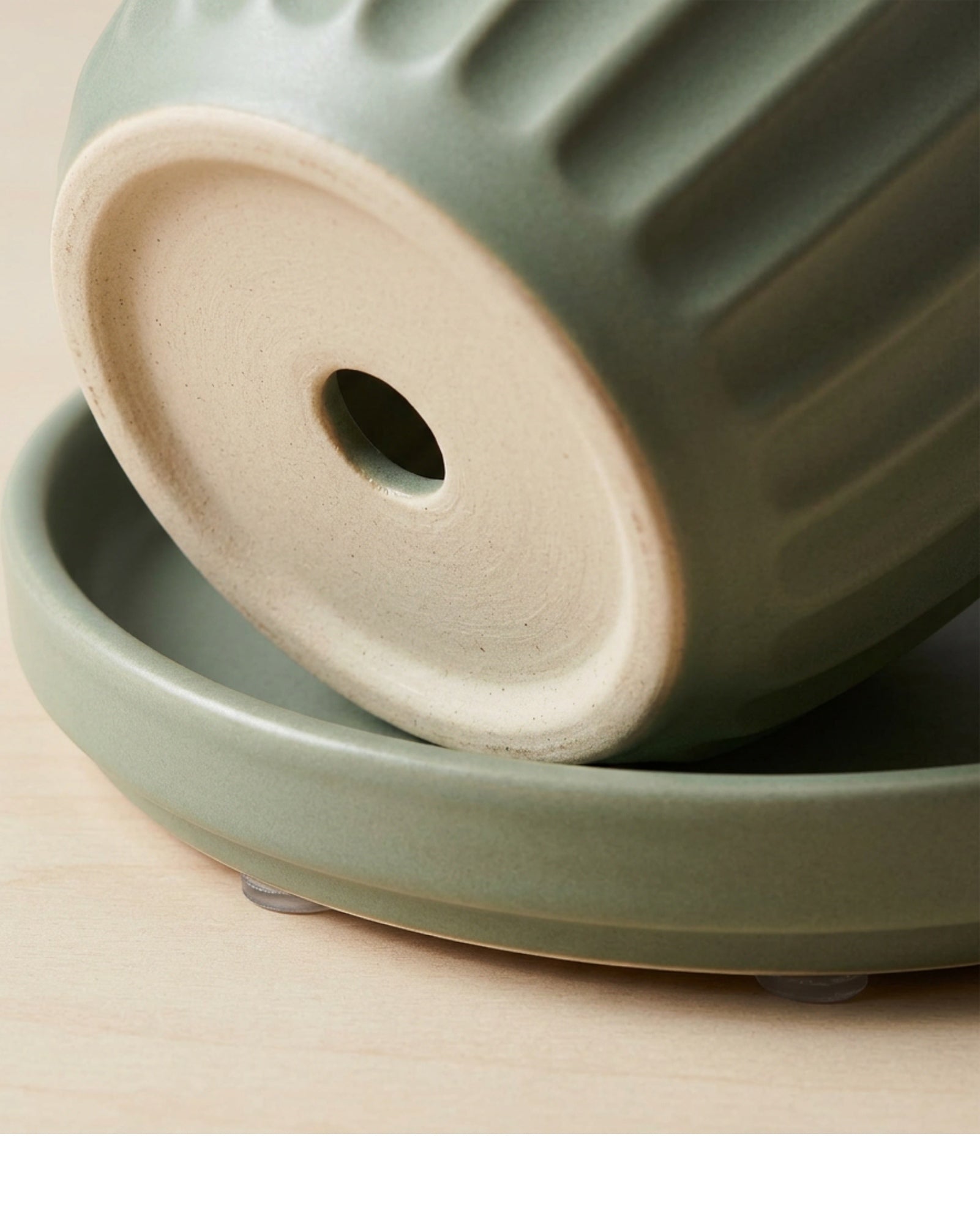 Zmvix Fluted Ceramic Planter with Saucer 18 cm Sage - Detail view